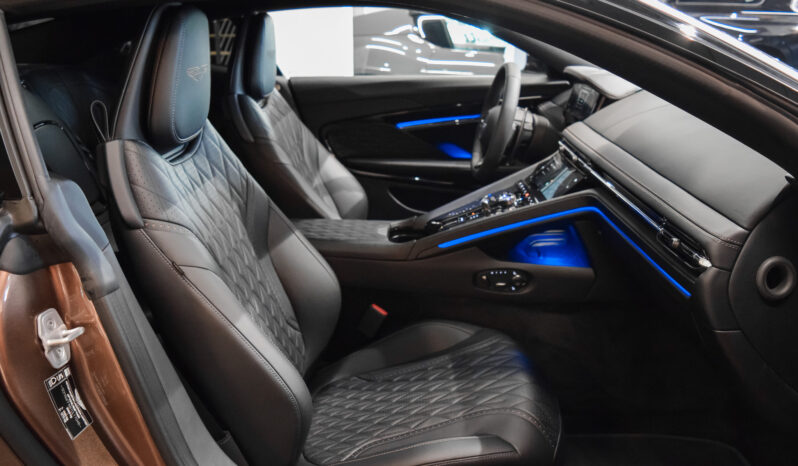 Aston Martin DB12 lleno