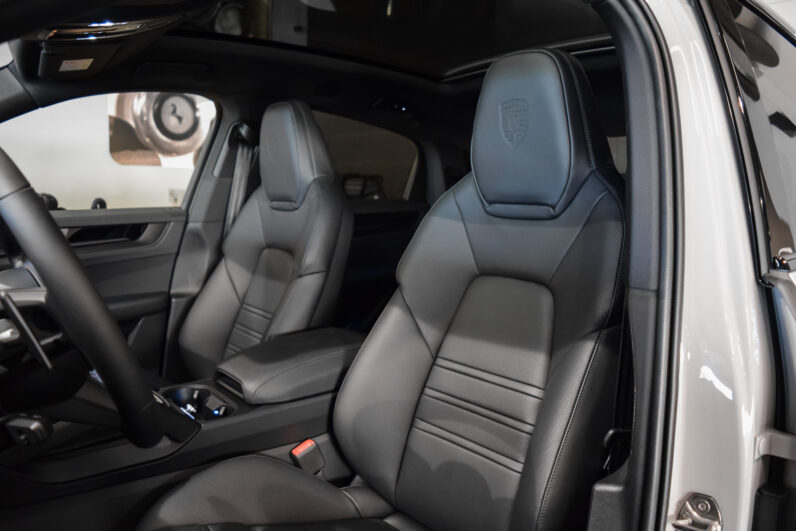 Porsche Cayenne Coupé E-Hybrid Black Edition lleno