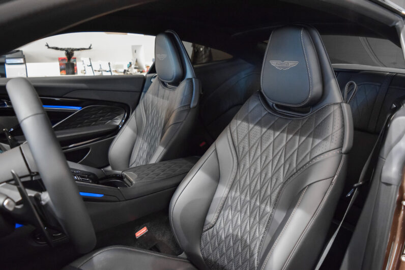 Aston Martin DB12 lleno