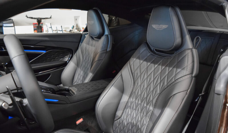 Aston Martin DB12 lleno