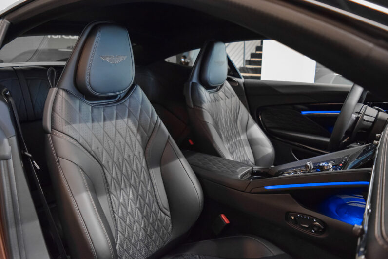 Aston Martin DB12 lleno