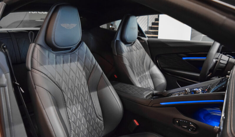 Aston Martin DB12 lleno