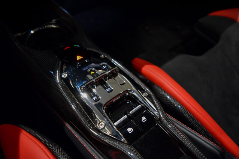 Ferrari SF90 Stradale lleno