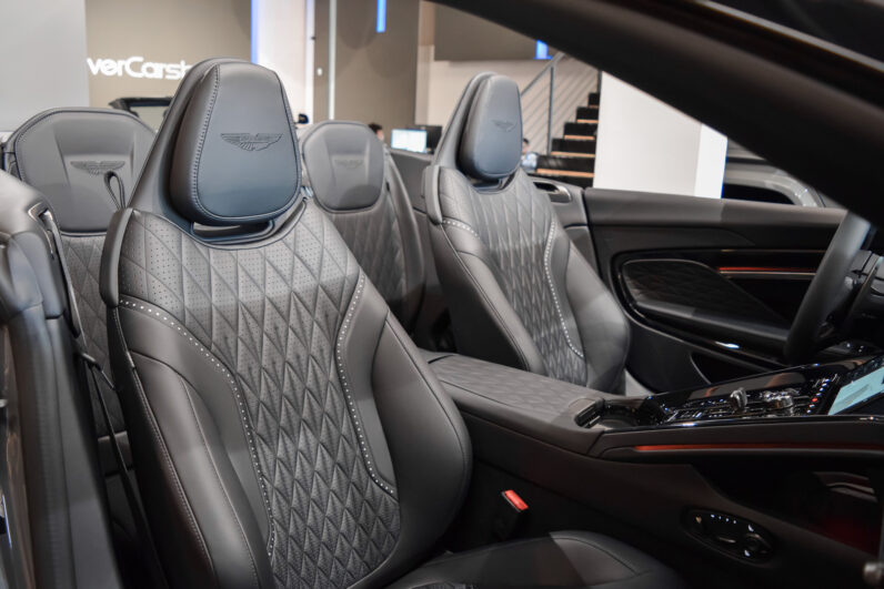 Aston Martin DB12 Volante lleno