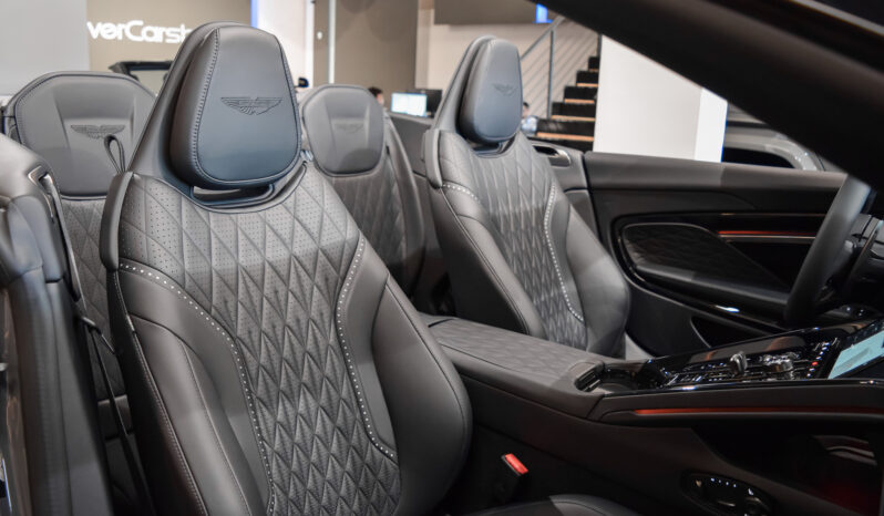 Aston Martin DB12 Volante lleno