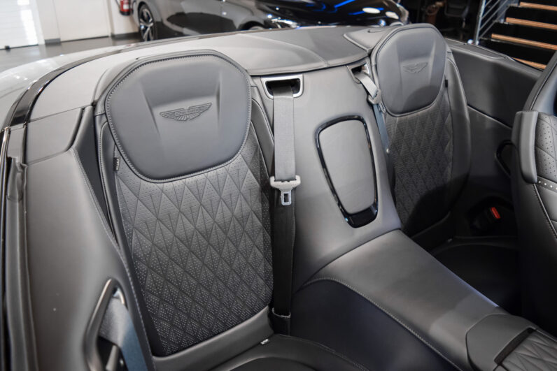Aston Martin DB12 Volante lleno