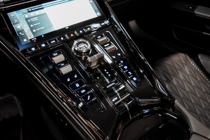 Aston Martin DB12 Volante lleno
