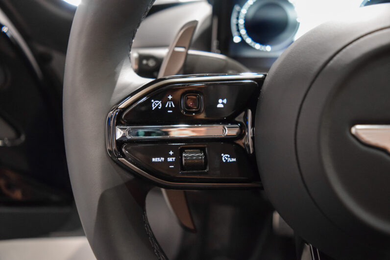 Aston Martin DB12 Volante lleno