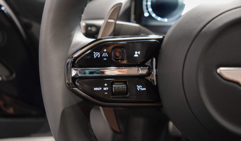Aston Martin DB12 Volante lleno