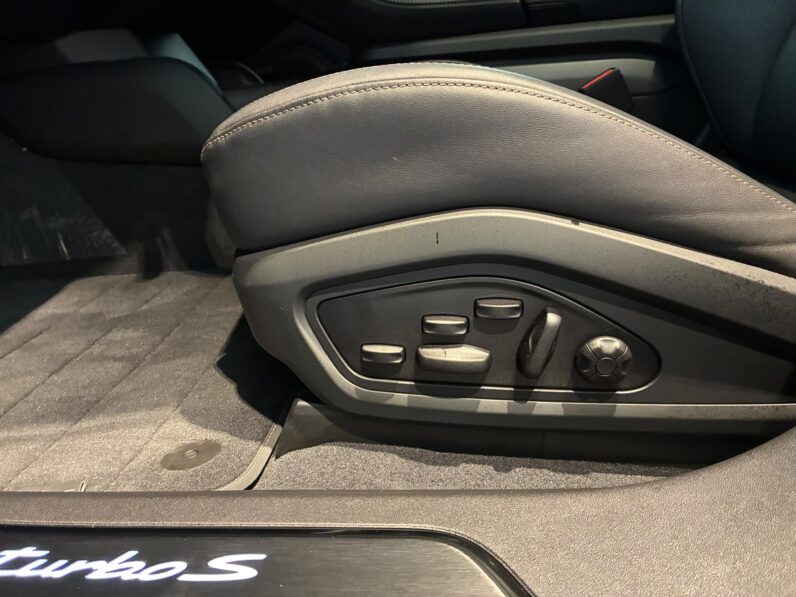 Porsche Taycan Turbo S lleno