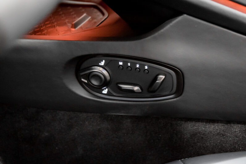 Aston Martin DB12 Volante lleno