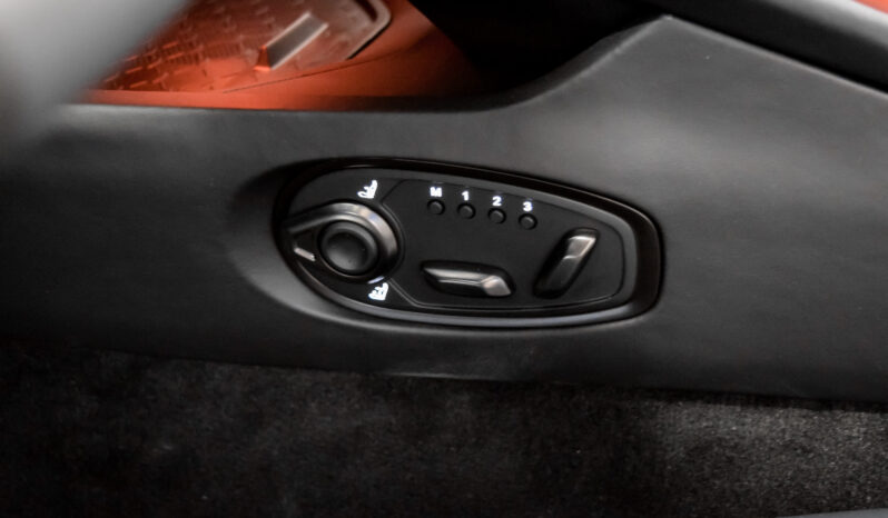 Aston Martin DB12 Volante lleno
