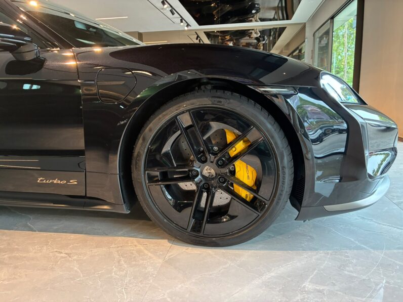 Porsche Taycan Turbo S lleno