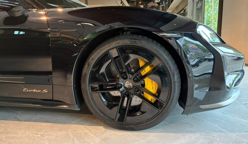 Porsche Taycan Turbo S lleno
