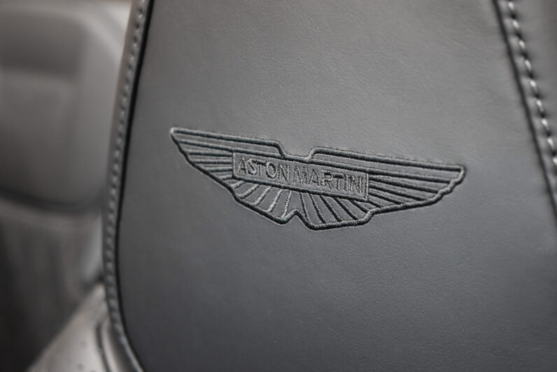 Aston Martin DB12 Volante lleno