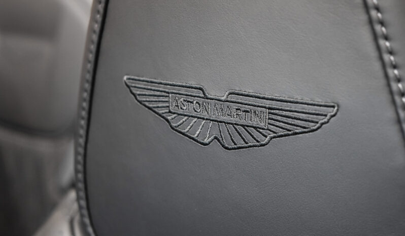 Aston Martin DB12 Volante lleno