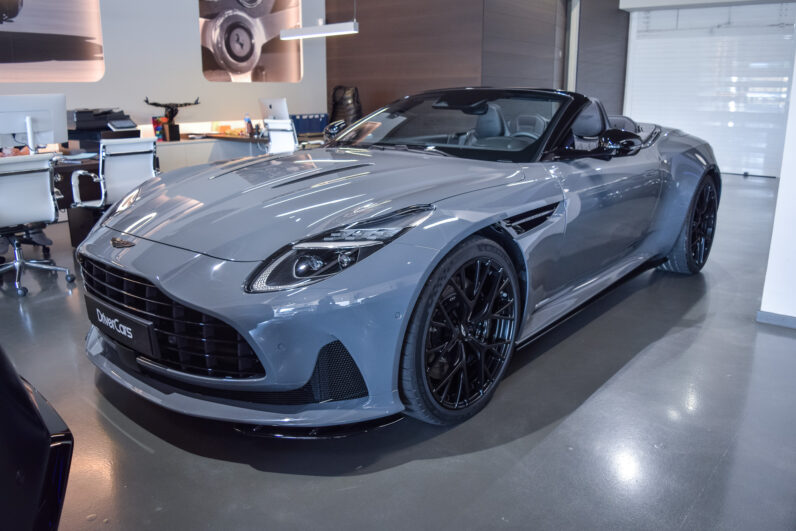 Aston Martin DB12 Volante lleno