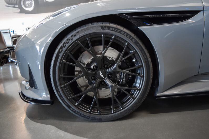 Aston Martin DB12 Volante lleno
