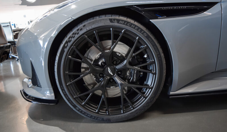 Aston Martin DB12 Volante lleno