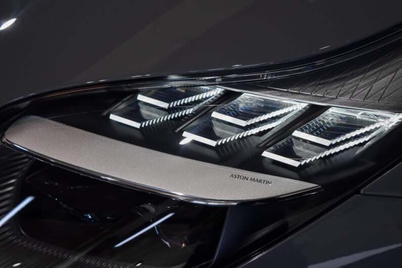 Aston Martin DB12 Volante lleno