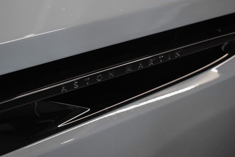 Aston Martin DB12 Volante lleno