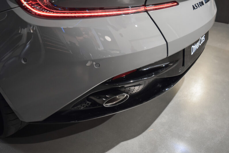 Aston Martin DB12 Volante lleno