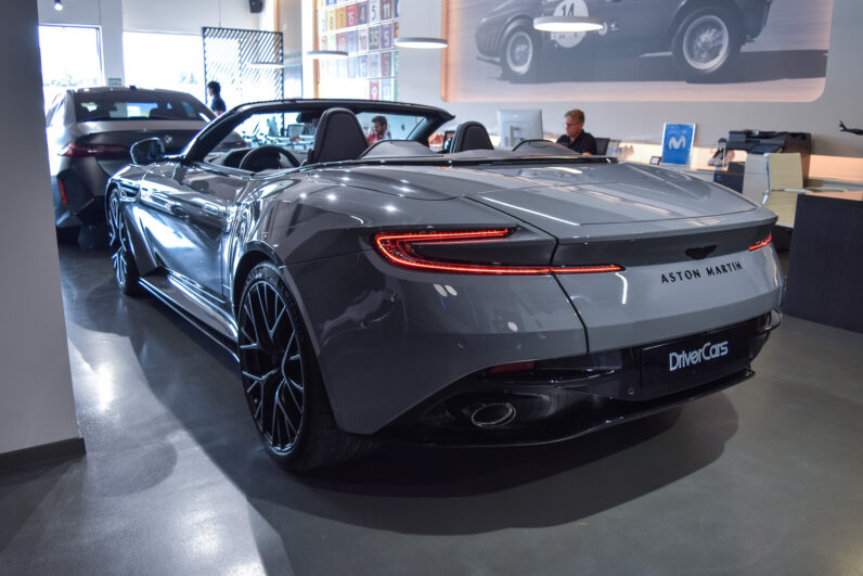 Aston Martin DB12 Volante lleno