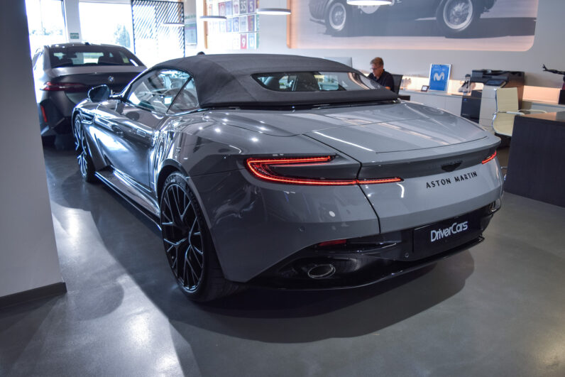 Aston Martin DB12 Volante lleno