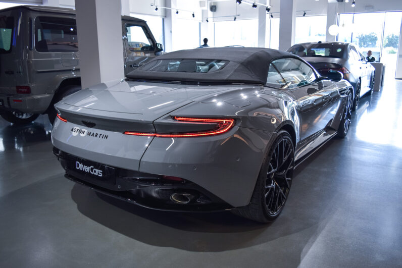 Aston Martin DB12 Volante lleno