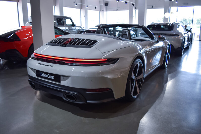 Porsche 911 Carrera 4 S Cabrio lleno