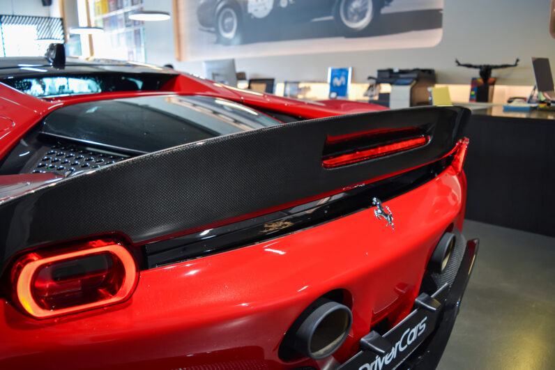Ferrari SF90 Stradale lleno