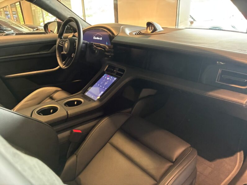 Porsche Taycan Turbo S lleno