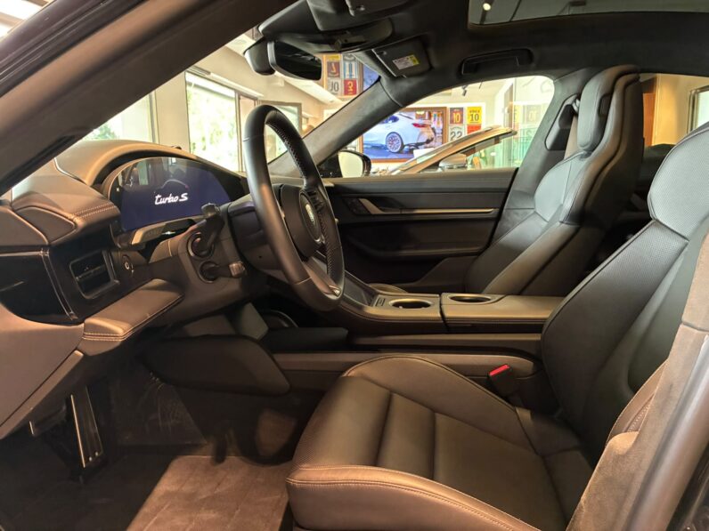 Porsche Taycan Turbo S lleno