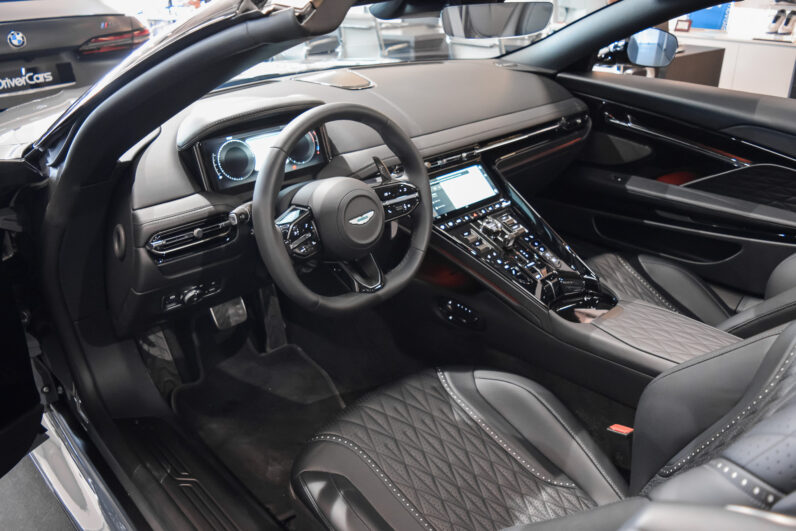 Aston Martin DB12 Volante lleno