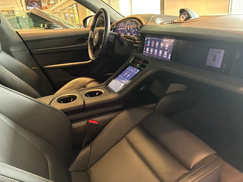 Porsche Taycan Turbo S lleno