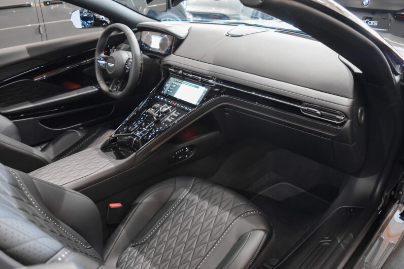 Aston Martin DB12 Volante lleno