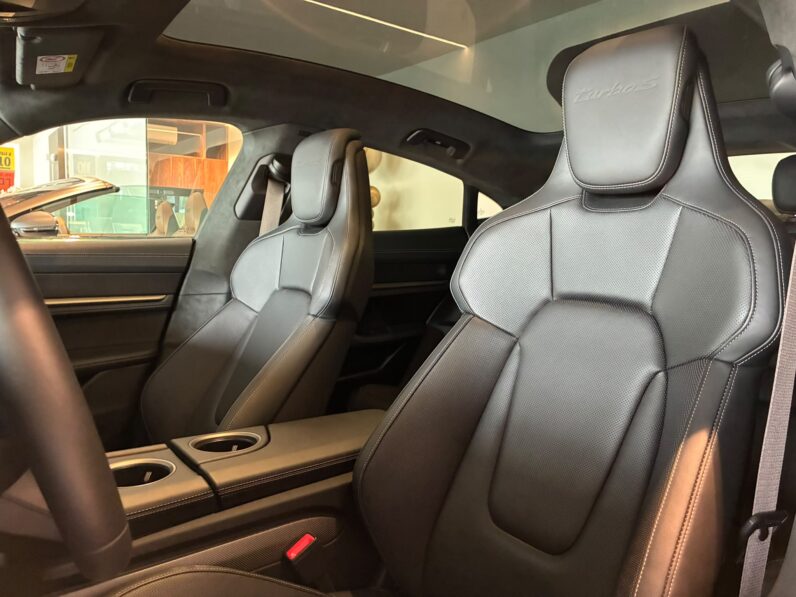 Porsche Taycan Turbo S lleno