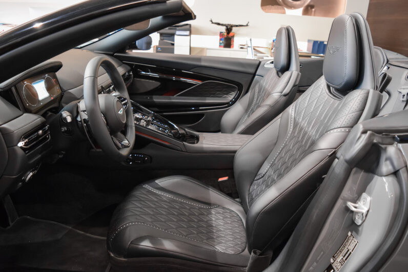 Aston Martin DB12 Volante lleno