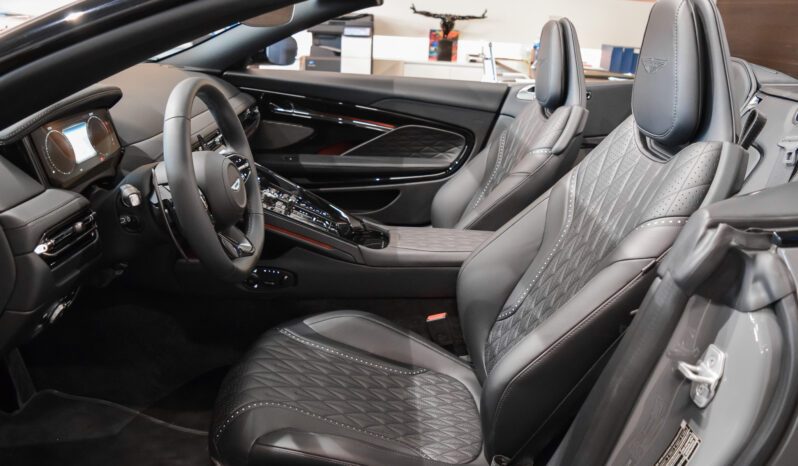 Aston Martin DB12 Volante lleno