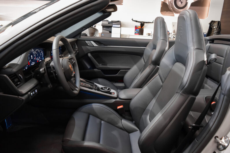 Porsche 911 Carrera 4 S Cabrio lleno