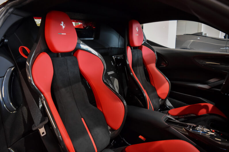 Ferrari SF90 Stradale lleno