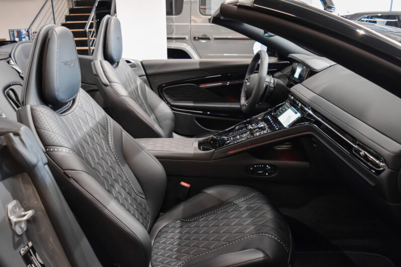 Aston Martin DB12 Volante lleno