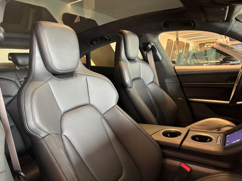 Porsche Taycan Turbo S lleno