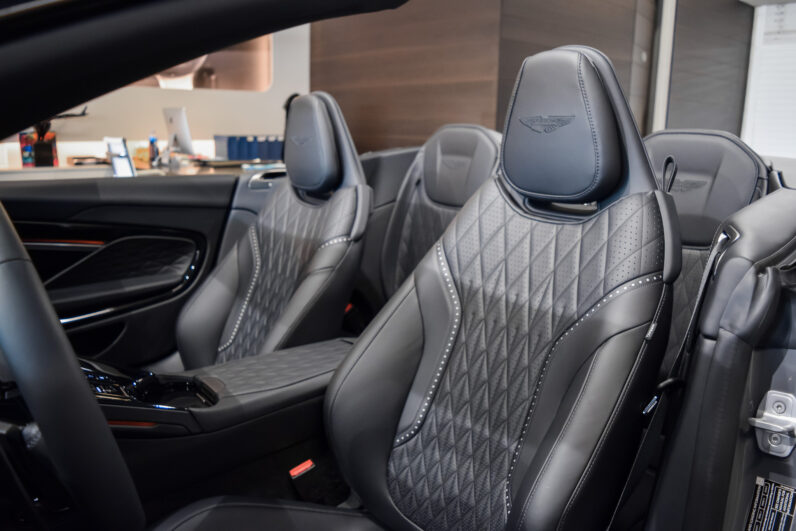 Aston Martin DB12 Volante lleno