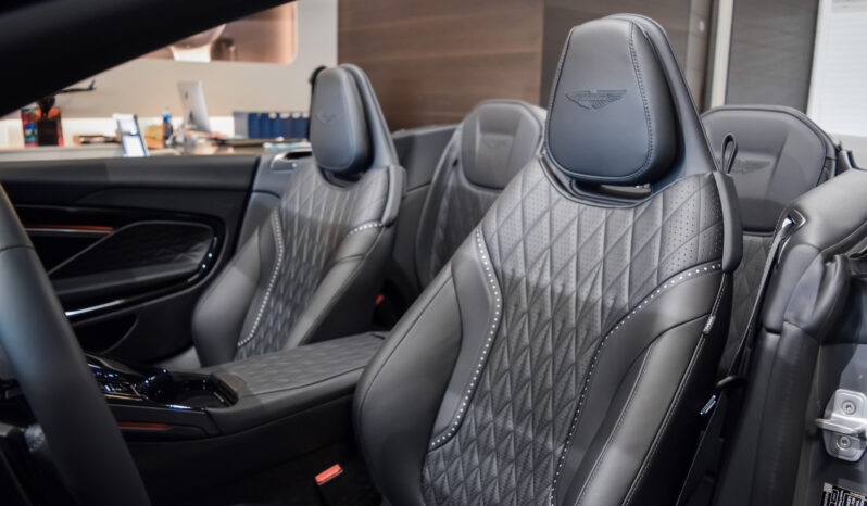 Aston Martin DB12 Volante lleno