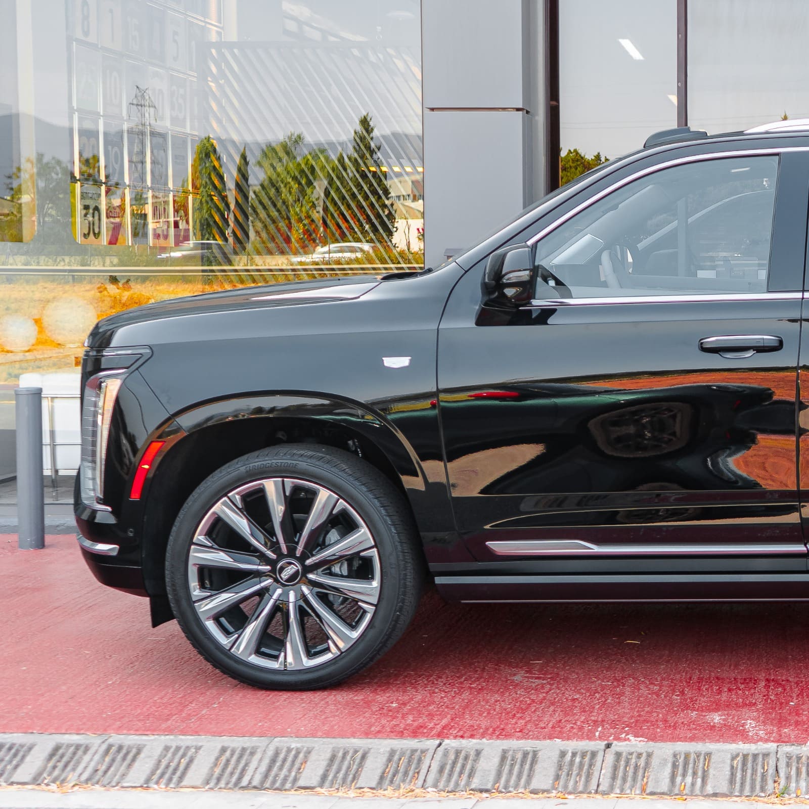 Cadillac Escalade Platinum Luxury SWB negro visto en tres cuartos delantero