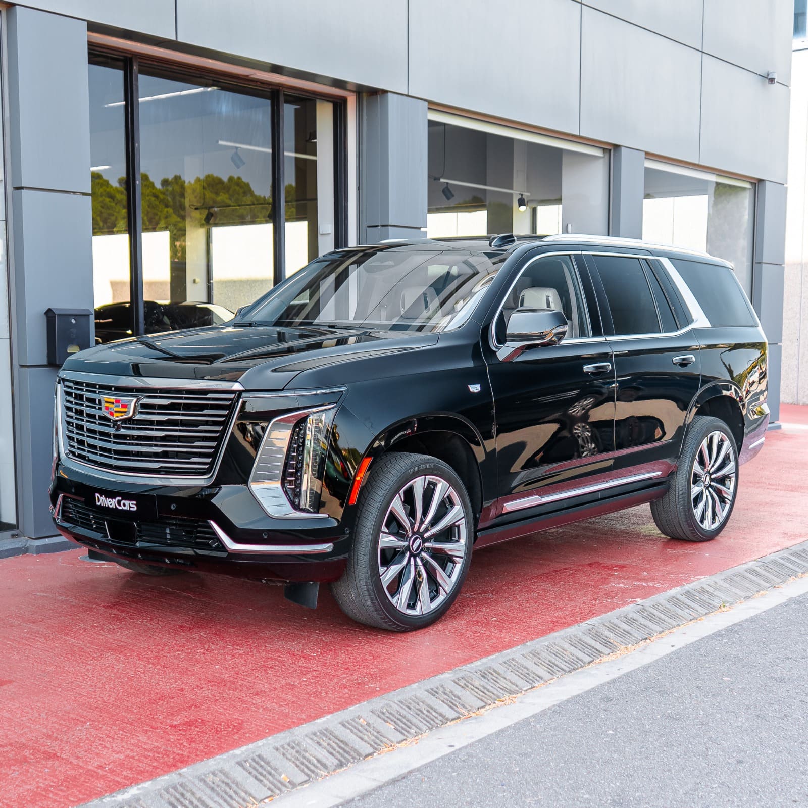 Cadillac Escalade 6.2 V8 Platinum Luxury SWB en negro, vista frontal, disponible en Driver Cars