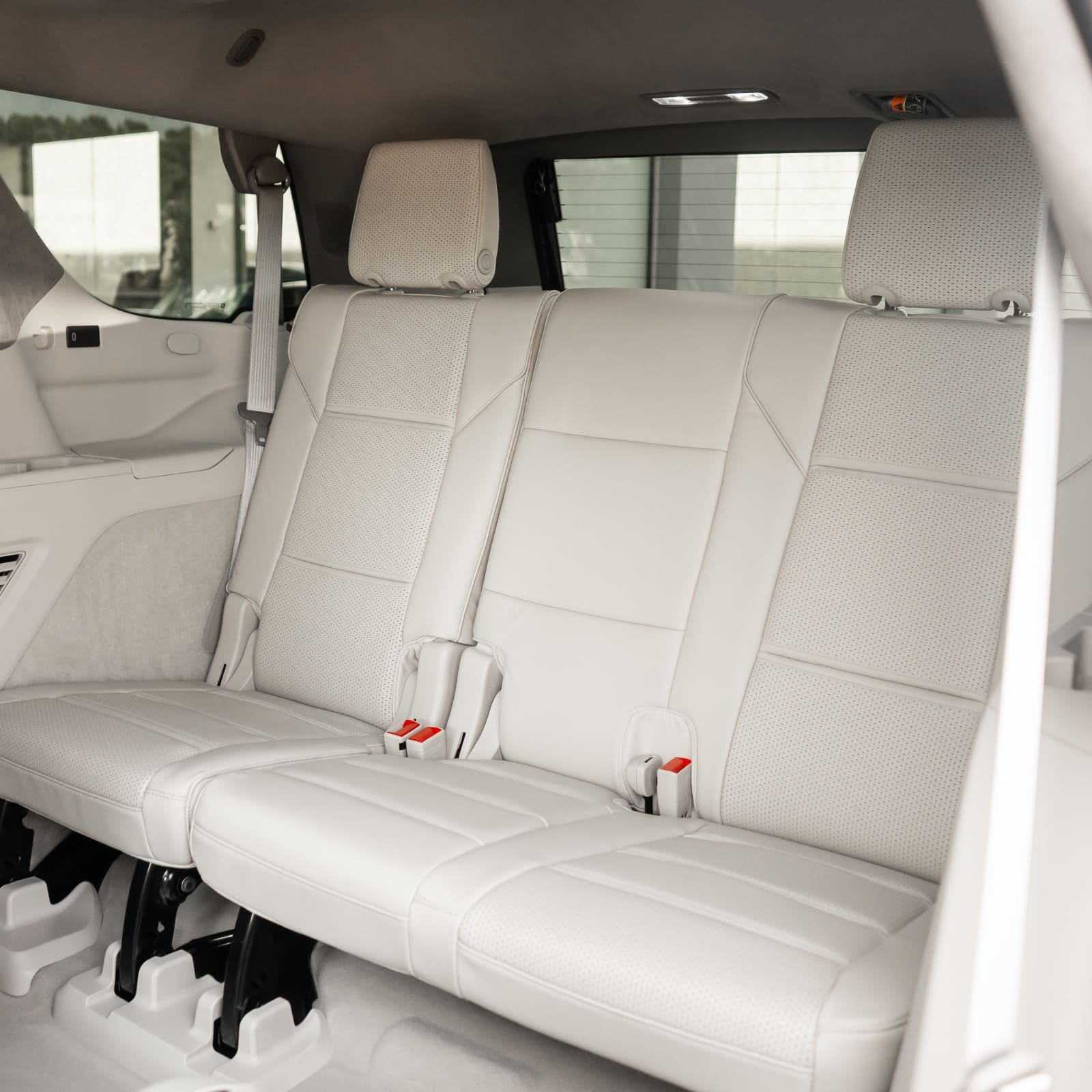Tercera fila plegable electricamente del Cadillac Escalade Platinum, configuracion de 7 plazas