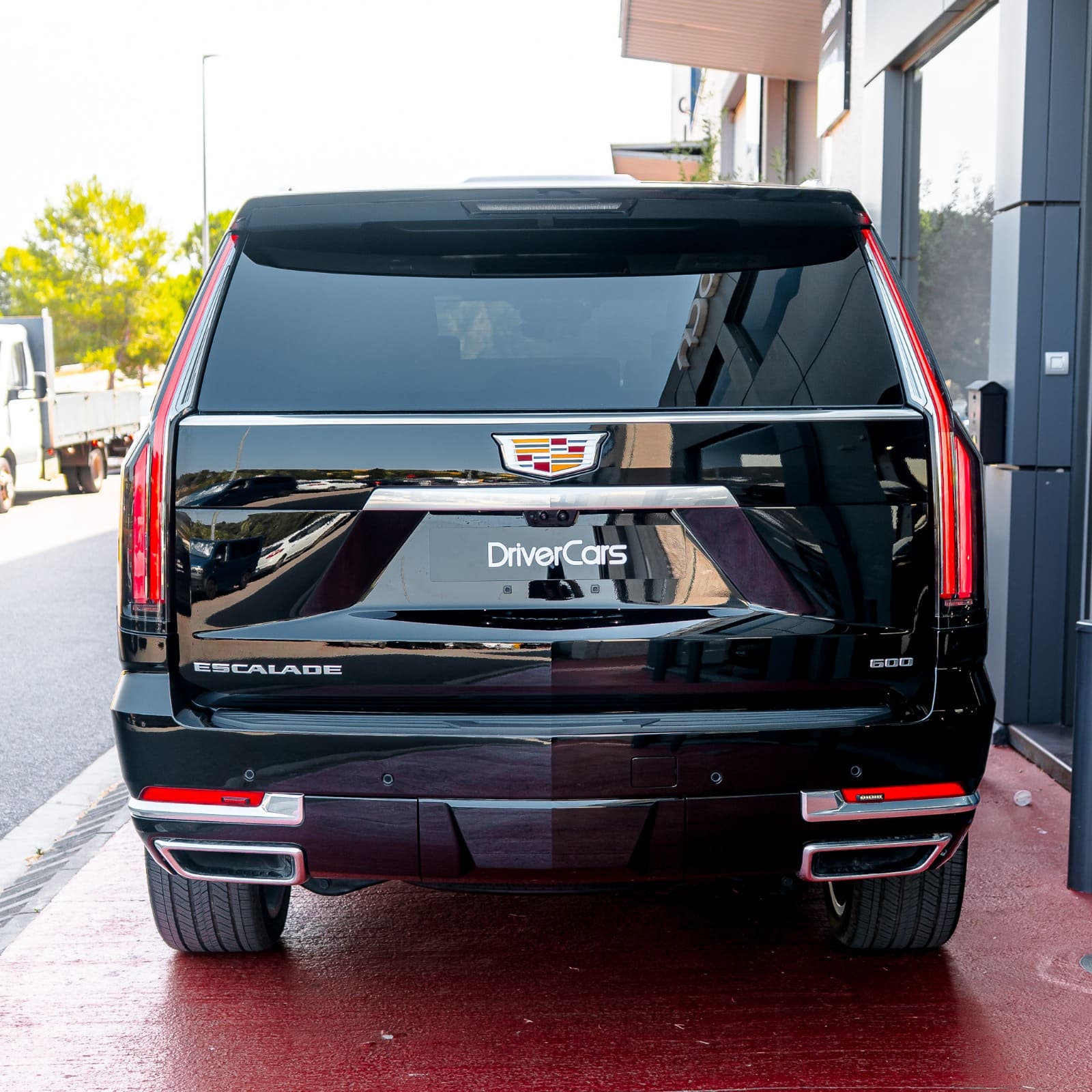 Vista trasera del Cadillac Escalade 6.2 V8 Platinum Luxury SWB en negro