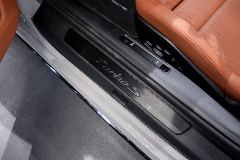 Porsche 911 Turbo S Cabrio lleno